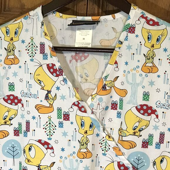 Looney Tunes Scrub Women's M Tweety Bird I'm in Season Christmas SS 3 Pocket Top - Picture 4 of 13